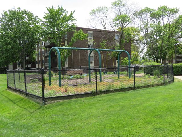 1311 S Finley Road 118, Lombard, IL 60148