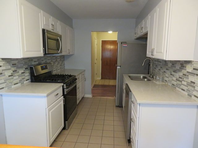 1311 S Finley Road 118, Lombard, IL 60148