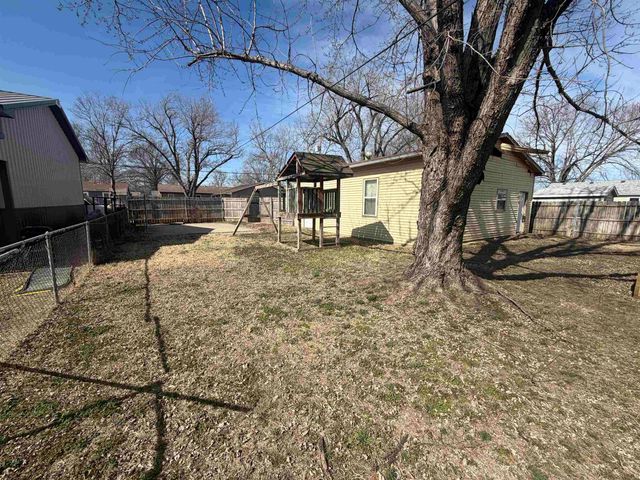 433 N Colby Ave, Valley Center, KS 67147