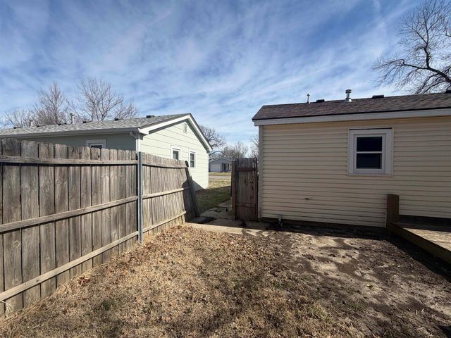 433 N Colby Ave, Valley Center, KS 67147
