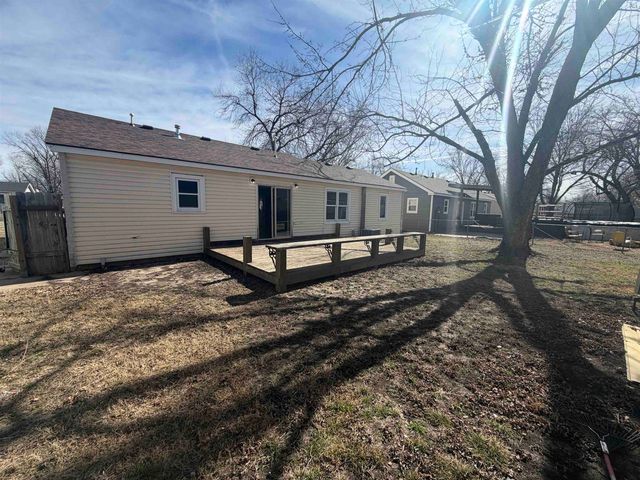 433 N Colby Ave, Valley Center, KS 67147