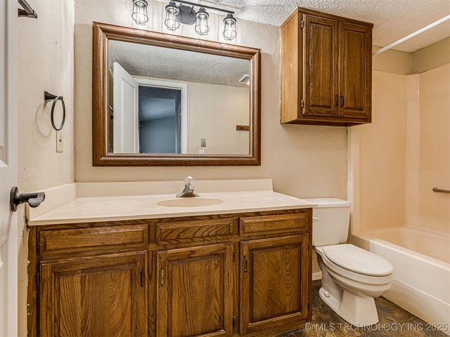 14225 E 37th Place, Tulsa, OK 74133