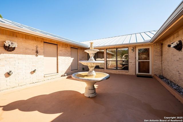 200 Roundabout Lane, Kerrville, TX 78028