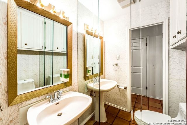 200 Roundabout Lane, Kerrville, TX 78028