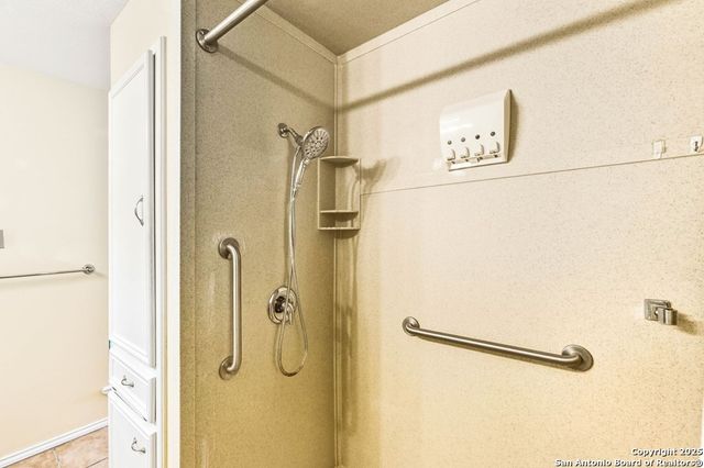 200 Roundabout Lane, Kerrville, TX 78028