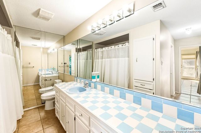 200 Roundabout Lane, Kerrville, TX 78028