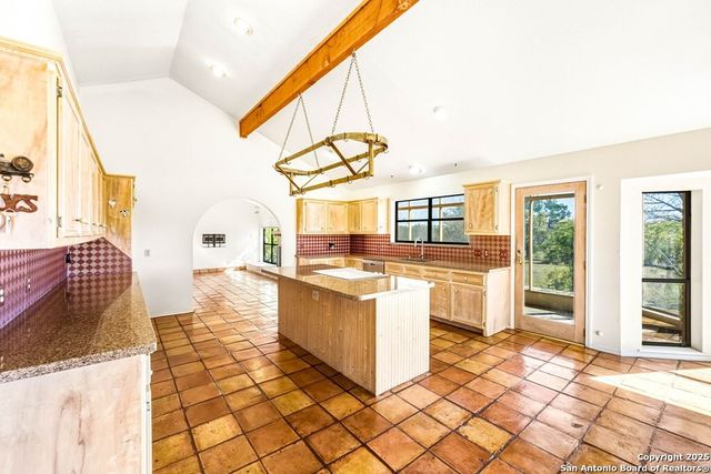 200 Roundabout Lane, Kerrville, TX 78028