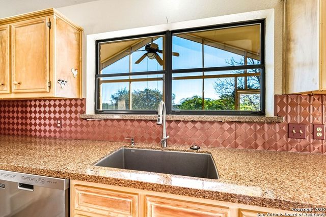 200 Roundabout Lane, Kerrville, TX 78028