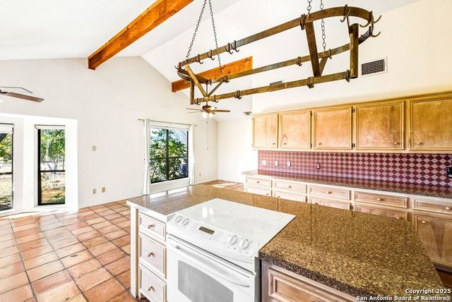 200 Roundabout Lane, Kerrville, TX 78028