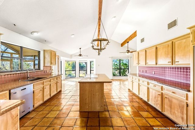 200 Roundabout Lane, Kerrville, TX 78028