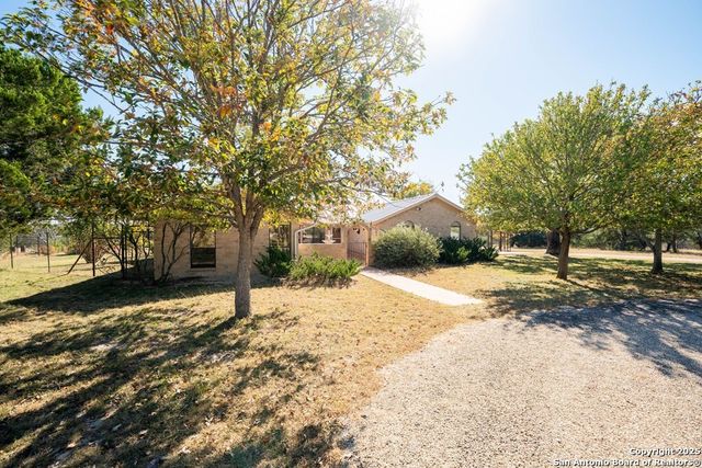 200 Roundabout Lane, Kerrville, TX 78028