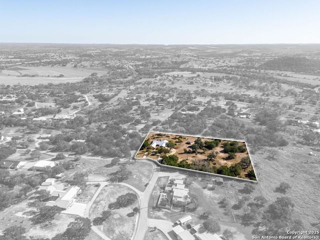 200 Roundabout Lane, Kerrville, TX 78028