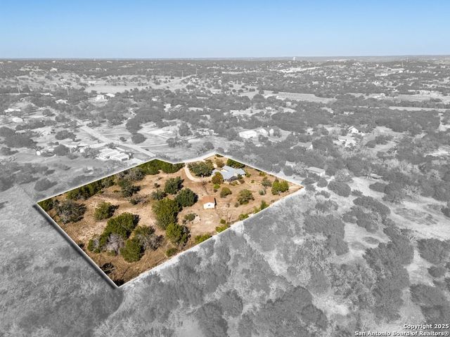 200 Roundabout Lane, Kerrville, TX 78028