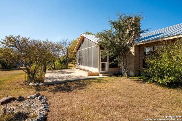 200 Roundabout Lane, Kerrville, TX 78028