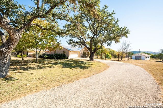 200 Roundabout Lane, Kerrville, TX 78028