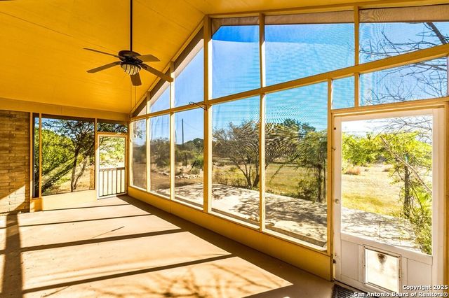 200 Roundabout Lane, Kerrville, TX 78028