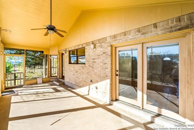 200 Roundabout Lane, Kerrville, TX 78028