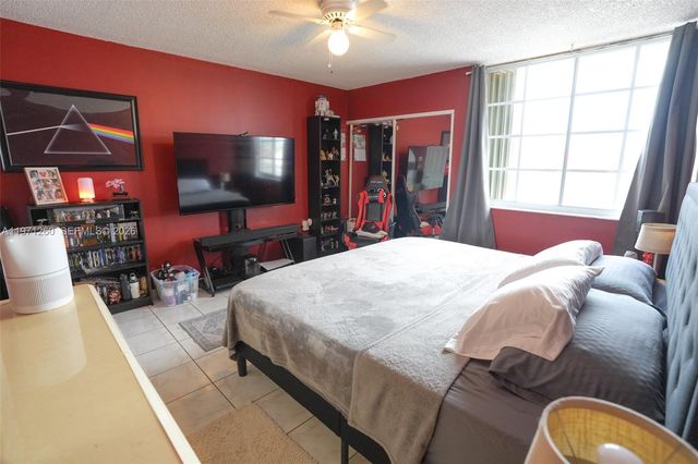 1159 W 40th St 16, Hialeah, FL 33012