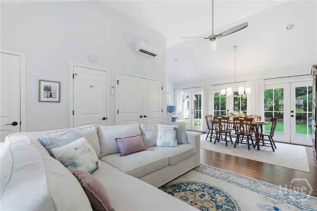 28 Romney Place, Savannah, GA 31406