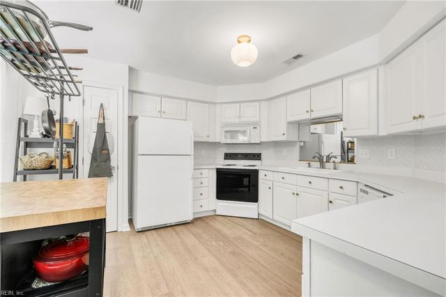 215 Amesbury LN, Newport News, VA 23606