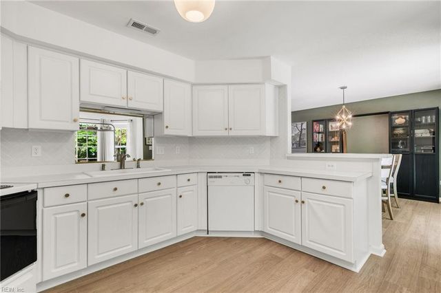215 Amesbury LN, Newport News, VA 23606