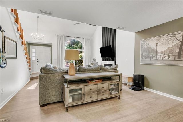 215 Amesbury LN, Newport News, VA 23606