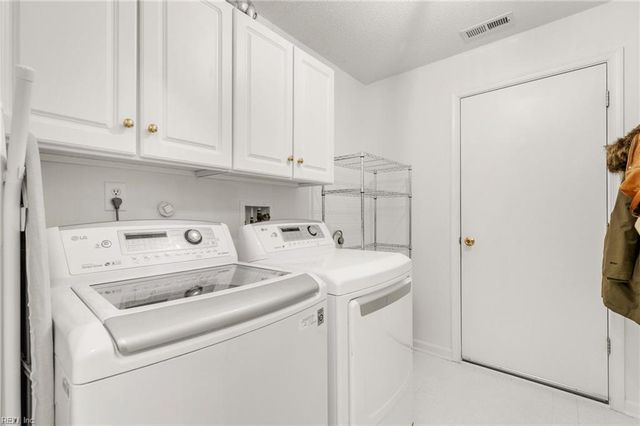 215 Amesbury LN, Newport News, VA 23606