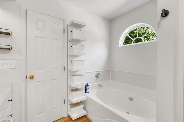 215 Amesbury LN, Newport News, VA 23606