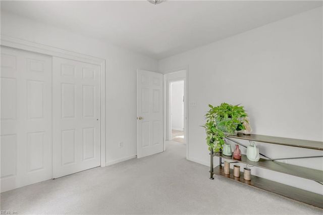 215 Amesbury LN, Newport News, VA 23606