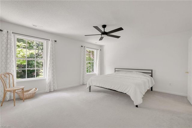 215 Amesbury LN, Newport News, VA 23606