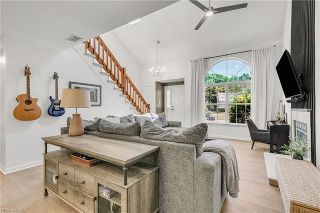 215 Amesbury LN, Newport News, VA 23606