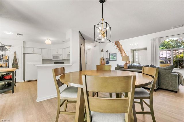 215 Amesbury LN, Newport News, VA 23606
