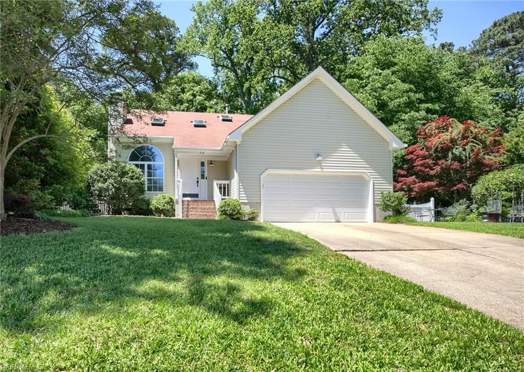 215 Amesbury LN, Newport News, VA 23606