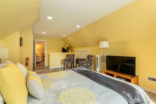 11633 NE 92nd St, Kirkland, WA 98033
