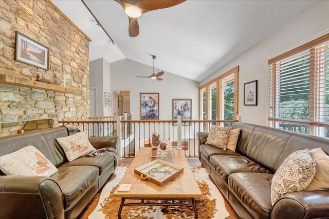 129 Leeward DR, Moneta, VA 24121