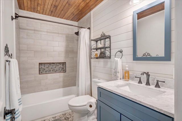 129 Leeward DR, Moneta, VA 24121
