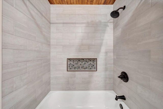 129 Leeward DR, Moneta, VA 24121