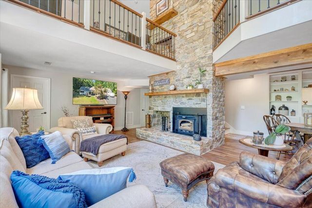 129 Leeward DR, Moneta, VA 24121