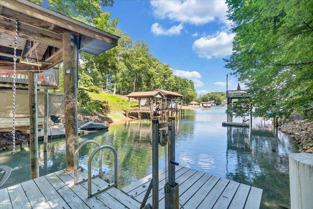 129 Leeward DR, Moneta, VA 24121