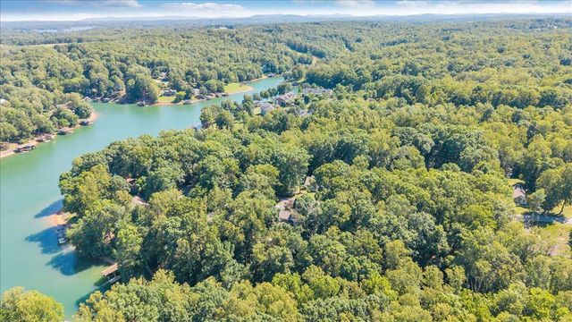 129 Leeward DR, Moneta, VA 24121