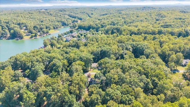 129 Leeward DR, Moneta, VA 24121