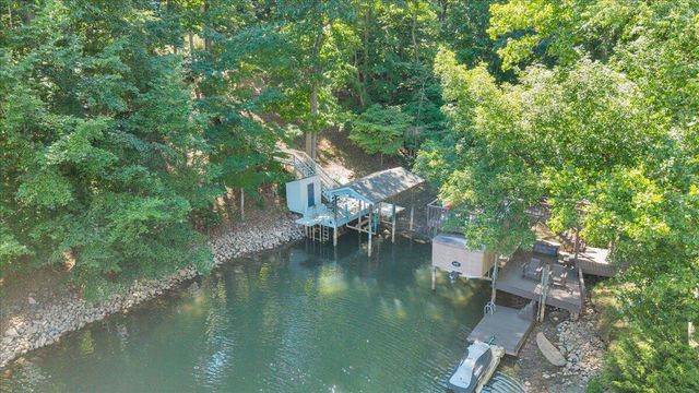 129 Leeward DR, Moneta, VA 24121