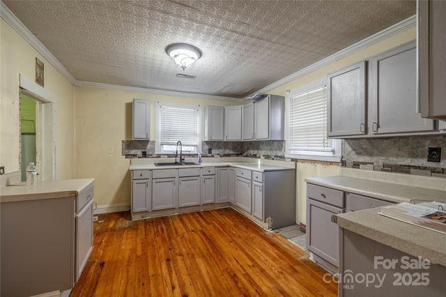 322 7th Street SW, Taylorsville, NC 28681