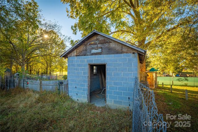 322 7th Street SW, Taylorsville, NC 28681