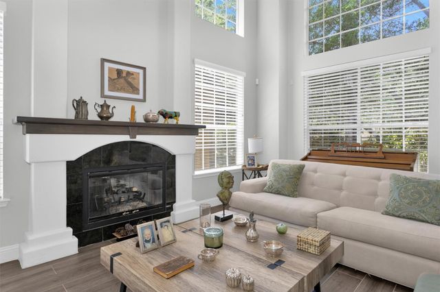 84 E Lakeridge Drive, The Woodlands, TX 77381