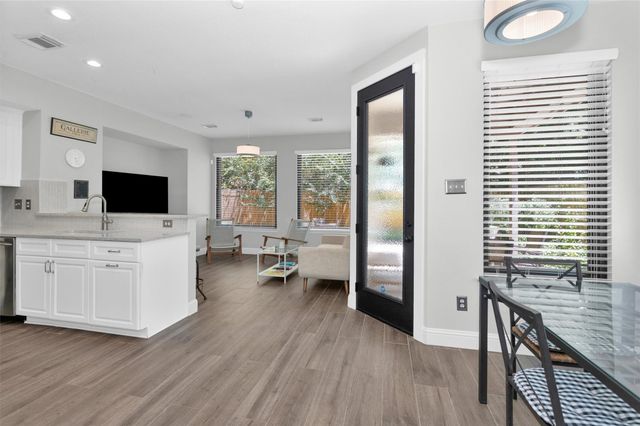 84 E Lakeridge Drive, The Woodlands, TX 77381