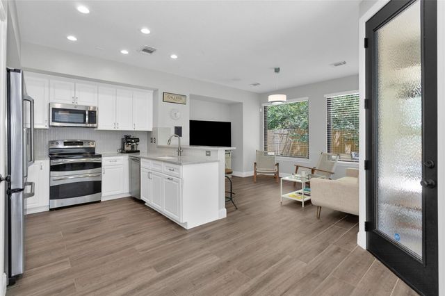 84 E Lakeridge Drive, The Woodlands, TX 77381