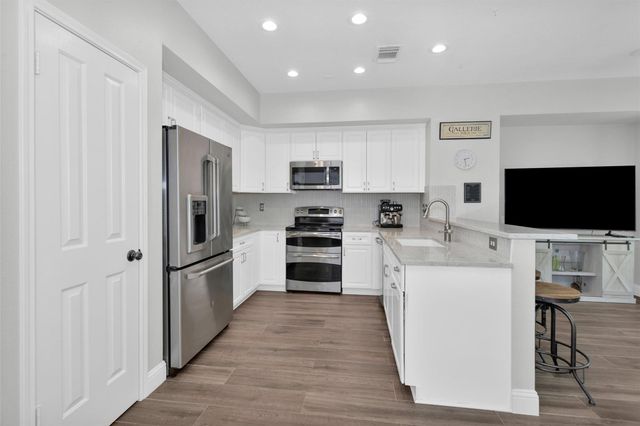 84 E Lakeridge Drive, The Woodlands, TX 77381