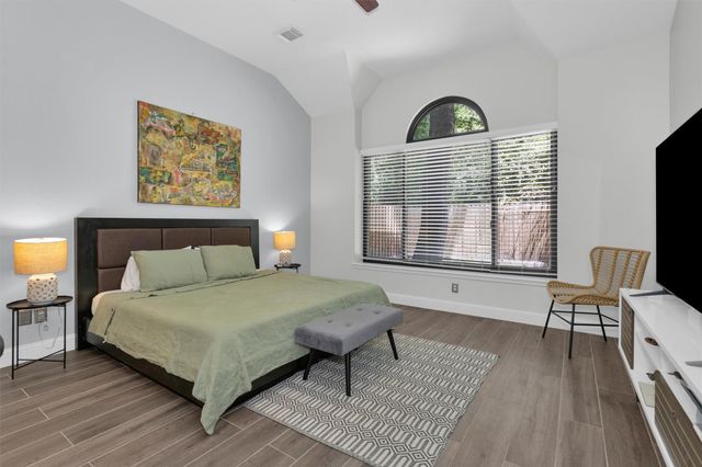 84 E Lakeridge Drive, The Woodlands, TX 77381