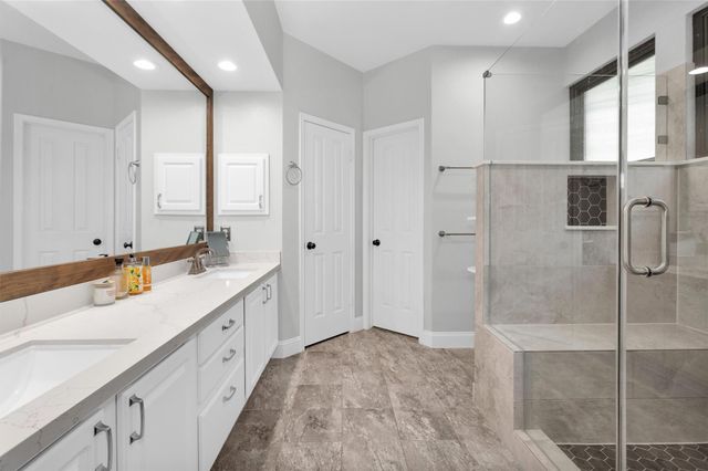 84 E Lakeridge Drive, The Woodlands, TX 77381